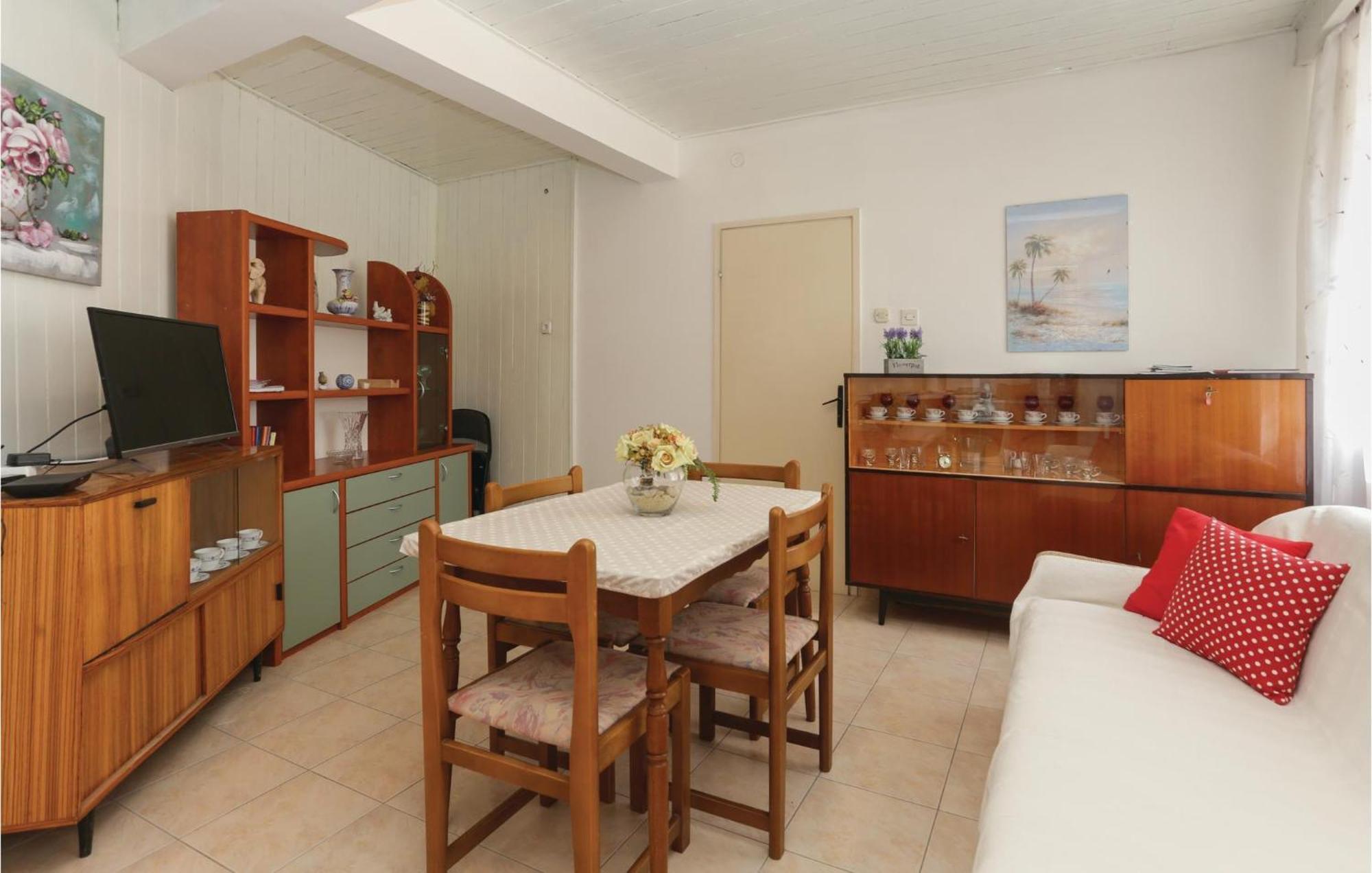 2 Bedroom Stunning Apartment In Kastel Kambelovac Kaštela Kültér fotó