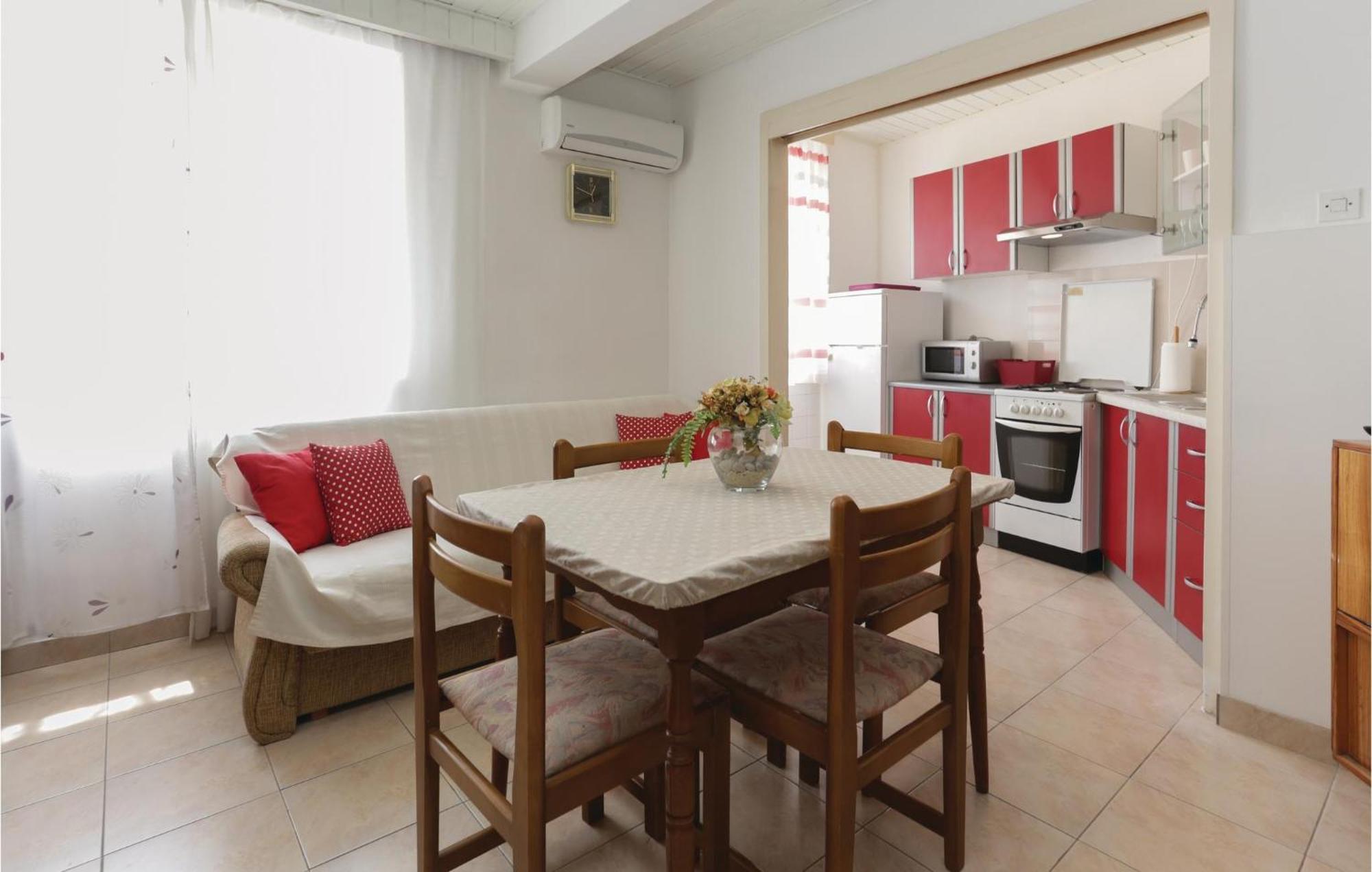 2 Bedroom Stunning Apartment In Kastel Kambelovac Kaštela Kültér fotó