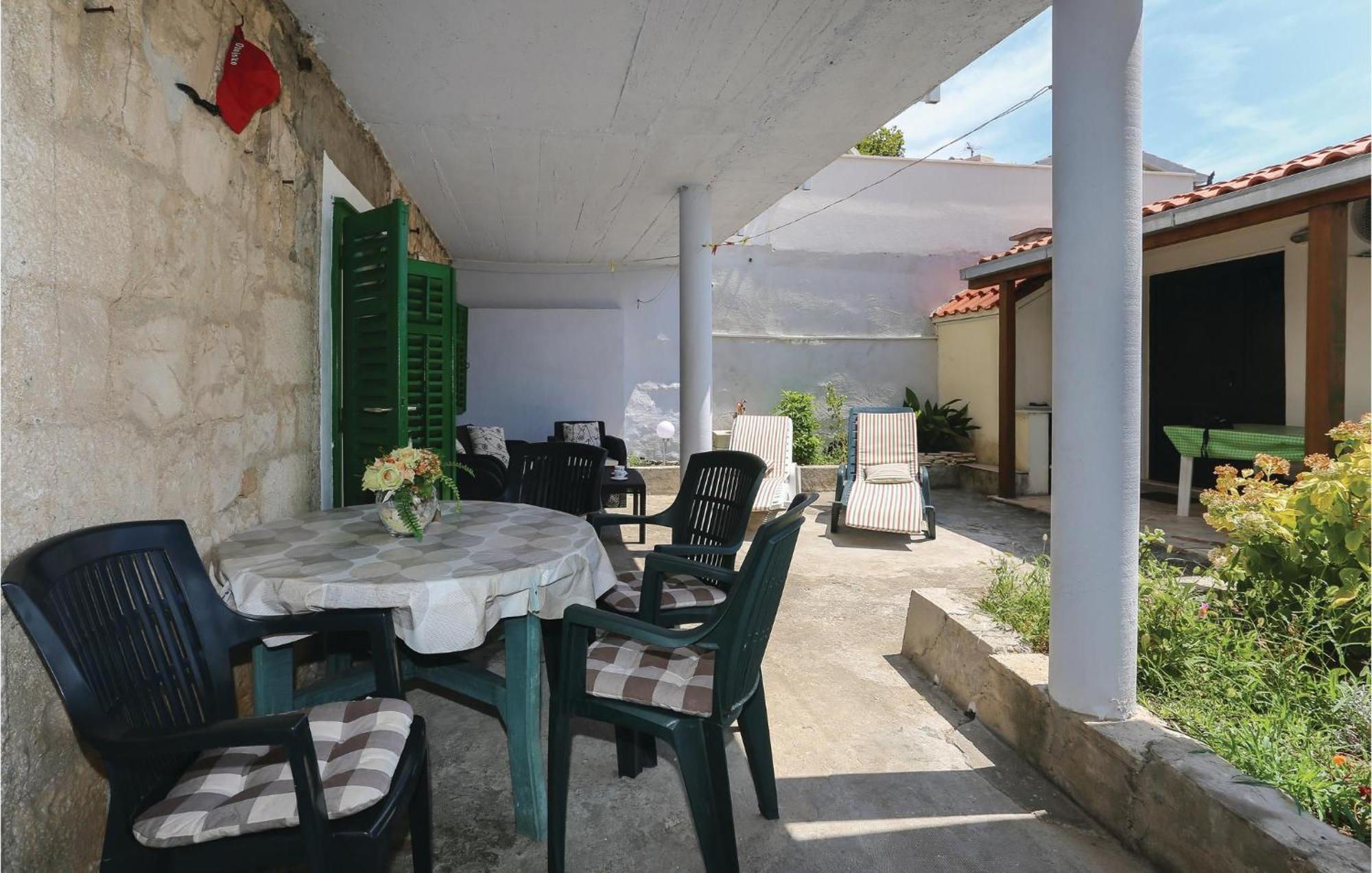 2 Bedroom Stunning Apartment In Kastel Kambelovac Kaštela Kültér fotó