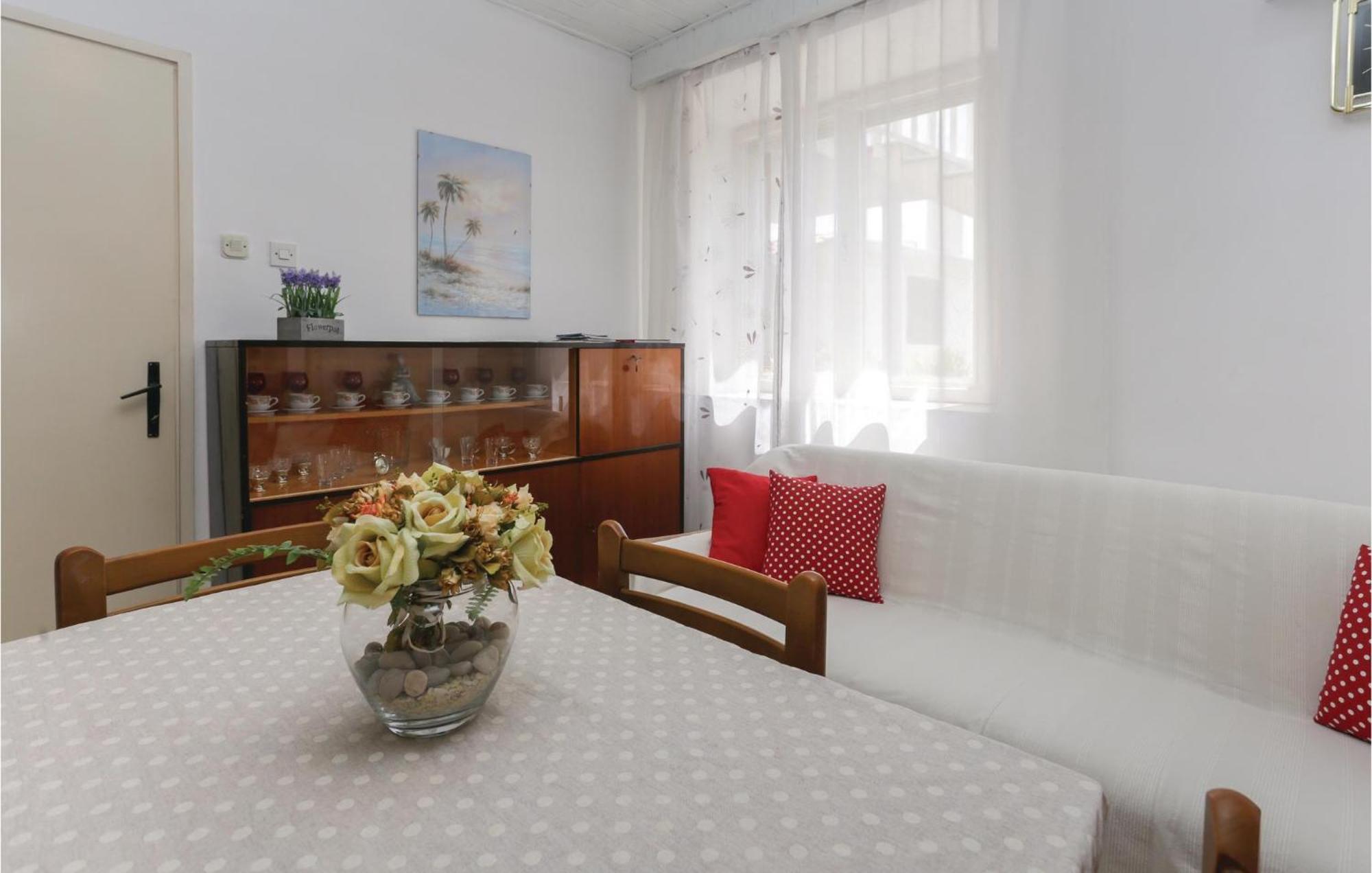 2 Bedroom Stunning Apartment In Kastel Kambelovac Kaštela Kültér fotó